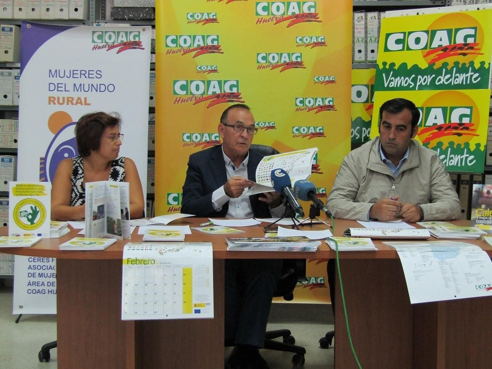 Angélica Rodríguez, Eduardo López y Enrique Acción, ayer en Bollullos.