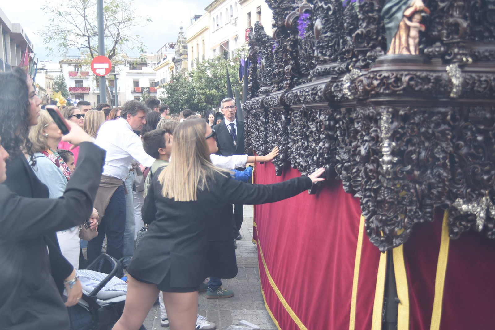 La procesión del Nazareno en este Jueves Santo de Córdoba, en imágenes