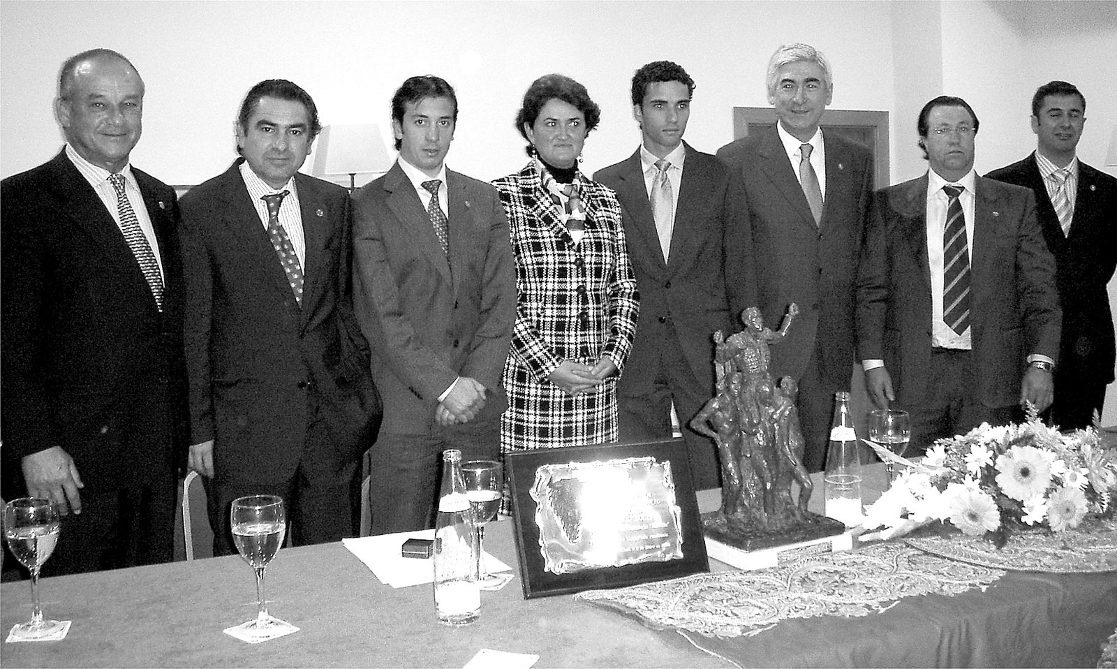 Borja  Domecq , Jesuli de Torrecera y Matías Tejela, con autoridades y peñistas en la entrega de los trofeos de la Tertulia Taurina 'El Albero' de Conil.