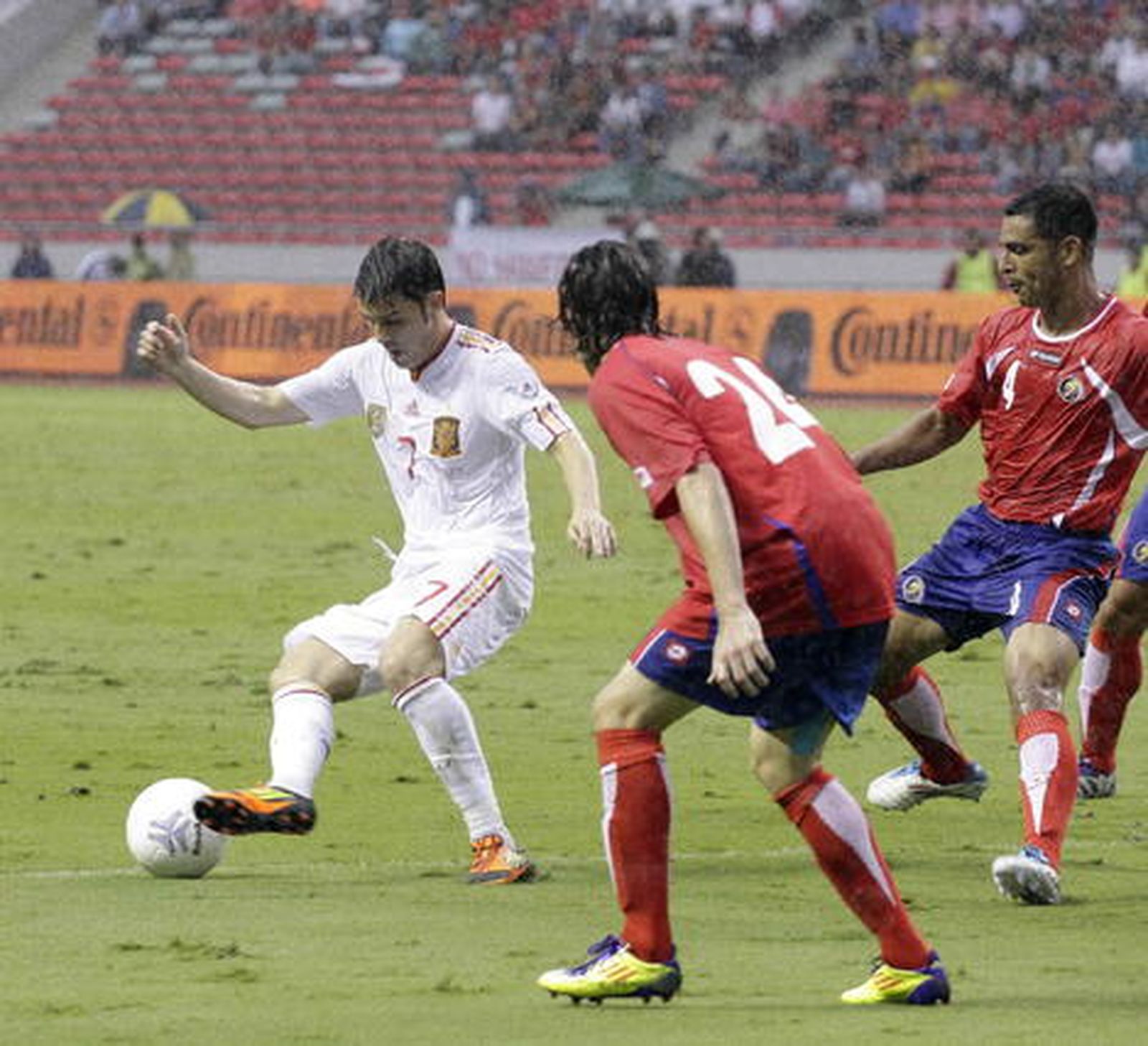Un gol en el descuento de Villa salvó el empate de la selección española tras tener que remontar dos goles después de un desastroso primer tiempo.

Foto: efe