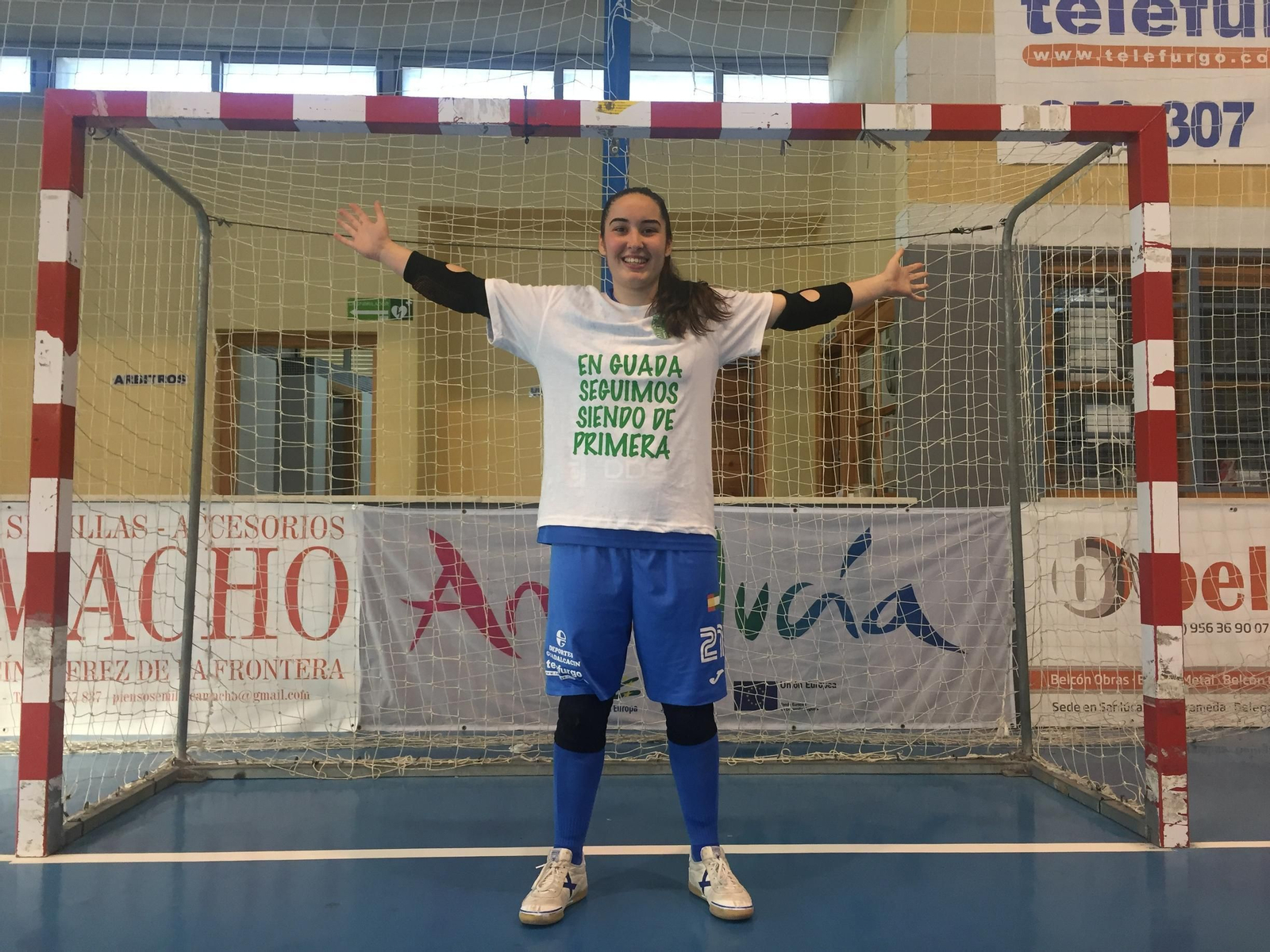 Cari, en una de las porterías del Polideportivo de Guadalcacín con la camiseta conmemorativa de la permanencia.