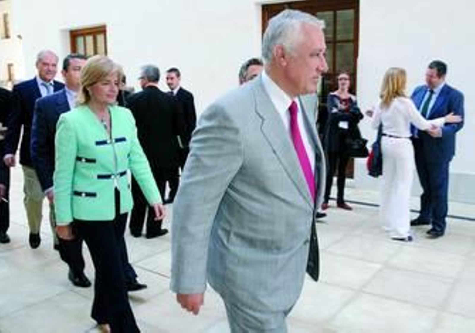 Javier Arenas, presidente del PP-A, se dirige hacia el salón de plenos del Parlamento seguido por diputados.