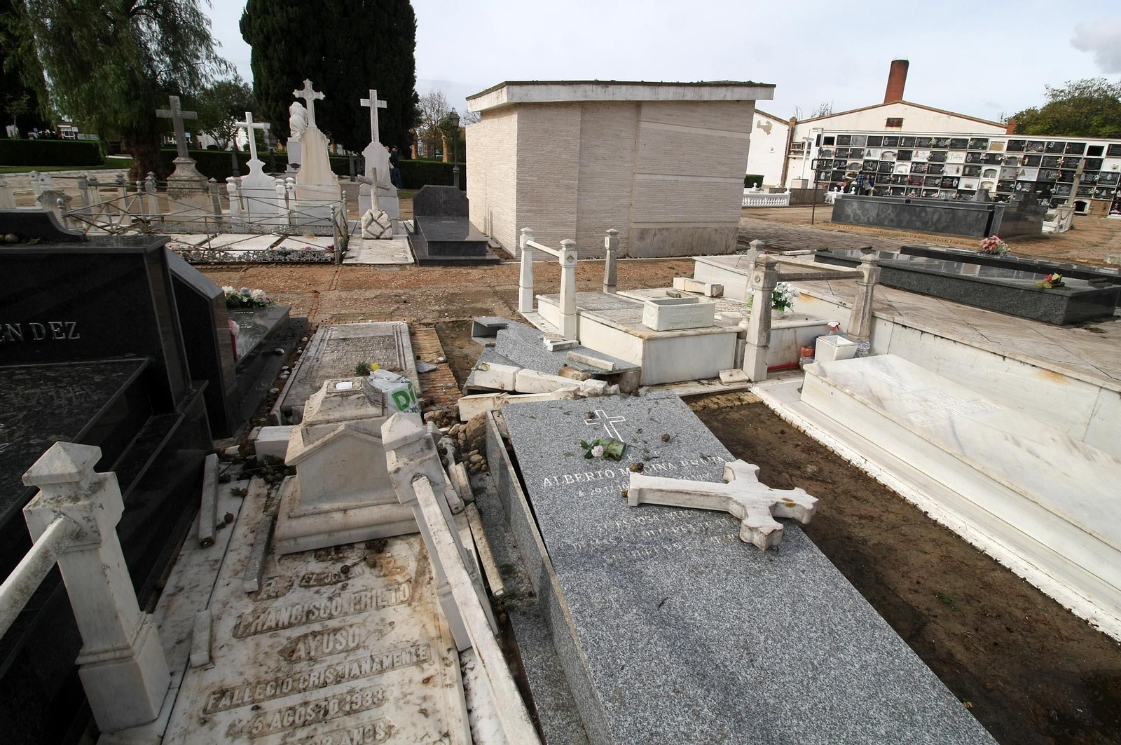 Imágenes del ambiente en el cementerio La Soledad, Huelva