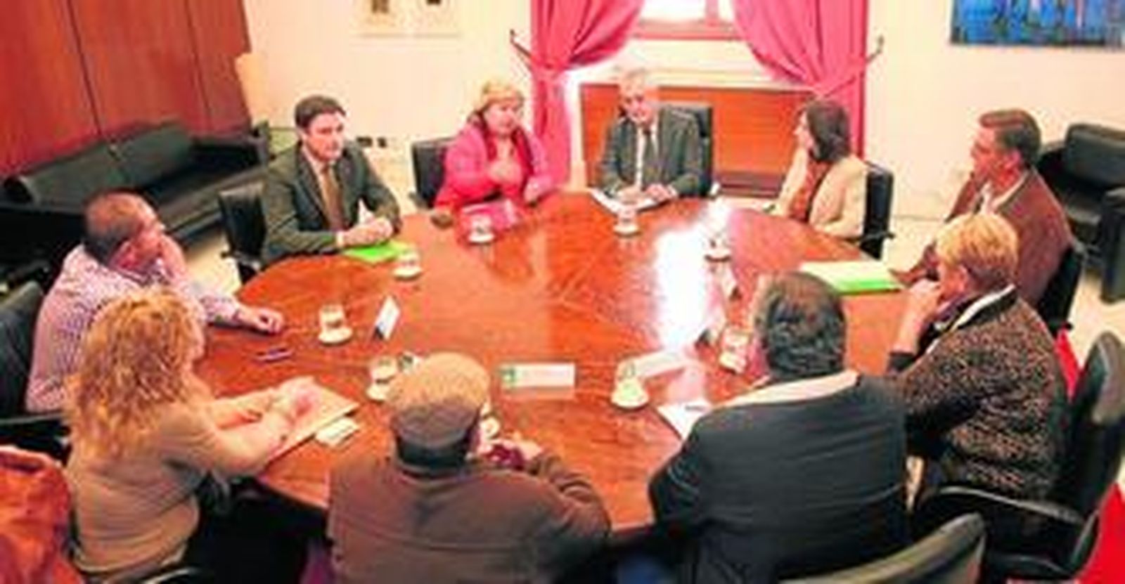 La reunión del presidente de la Junta de Andalucía con representantes del sector de la chirla en el Parlamento.