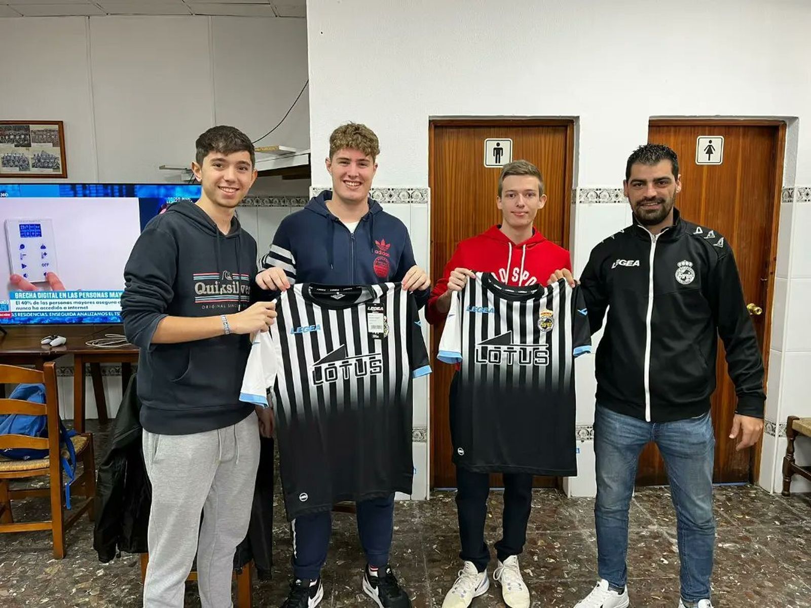 Los finalistas, con los organizadores