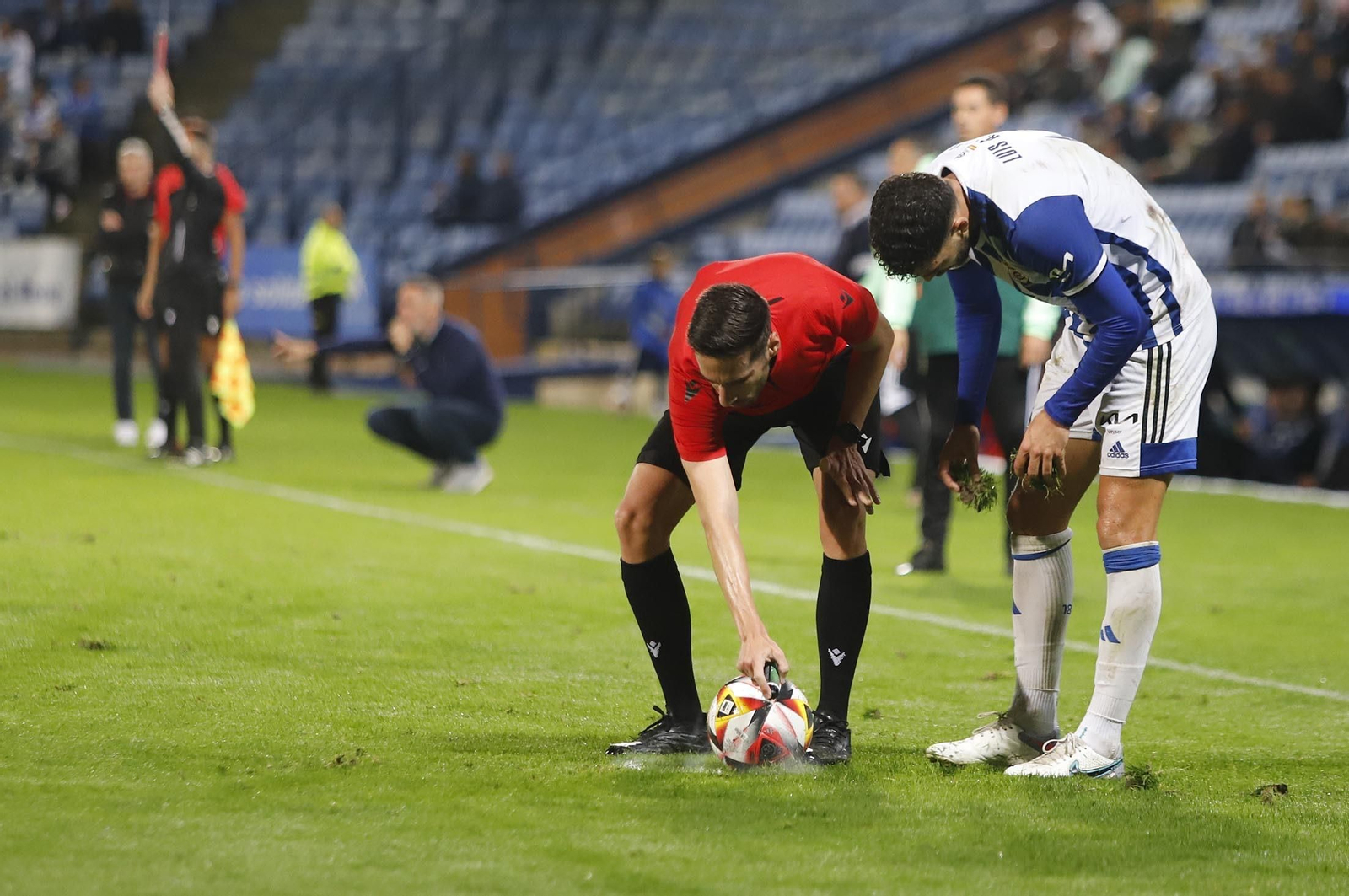 González Páez usa el spray en el Nuevo Colombino.