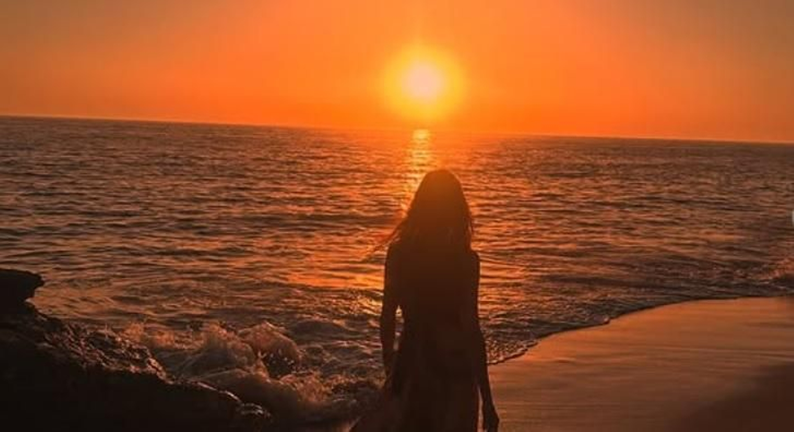 Las puestas de sol de las calas de Roche enamoran a Sara Carbonero