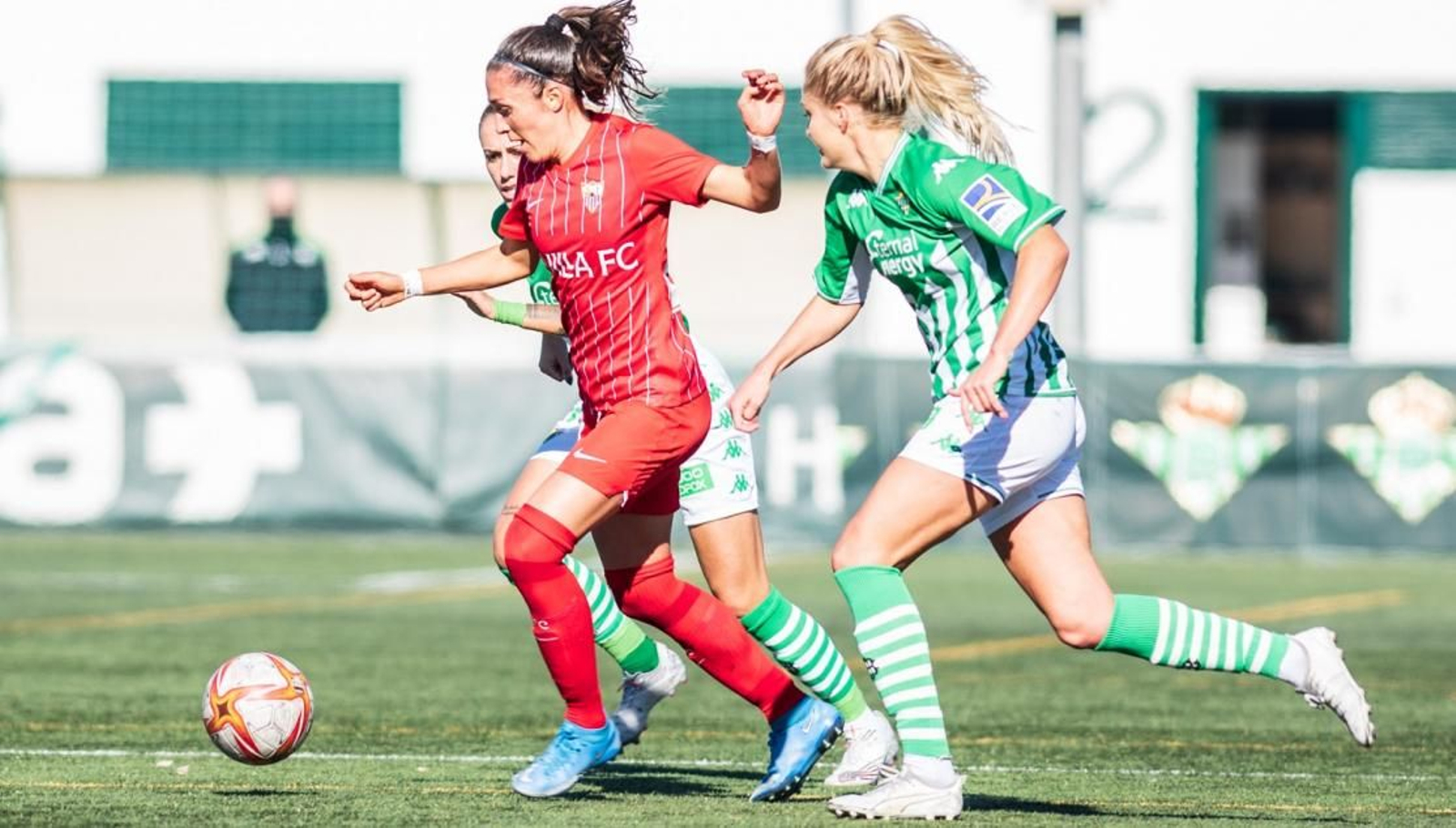 Imagen del vibrante derbi disputado en la ciudad deportiva Luis del Sol.