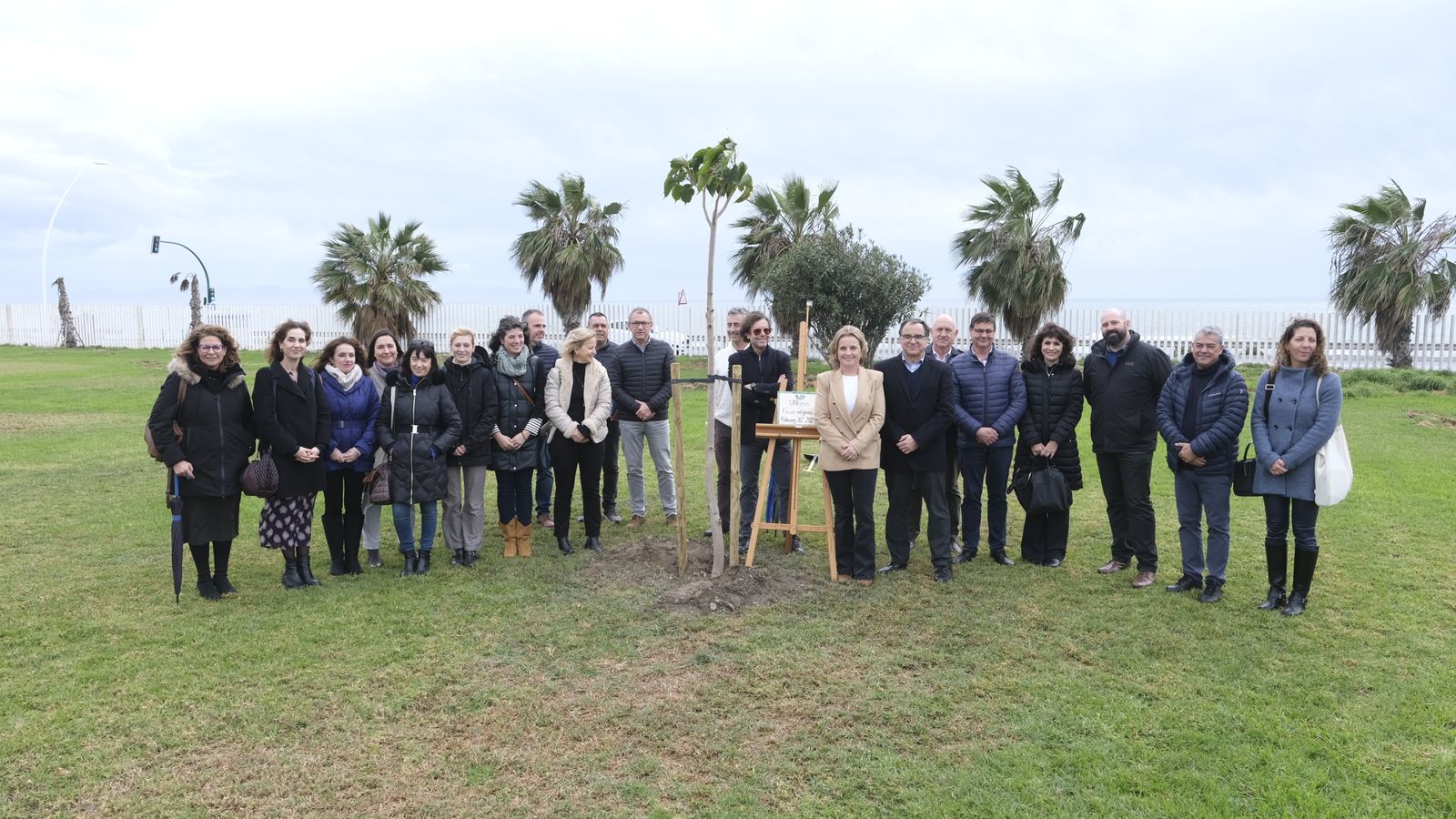 El rector, José J. Céspedes; la diputada de Sostenibilidad, María Luisa Cruz; el delegado para UNIgreen, y varios miembros del equipo de Gobierno de la UAL, junto al equipo de UNIgreen, tras la plantación del árbol.