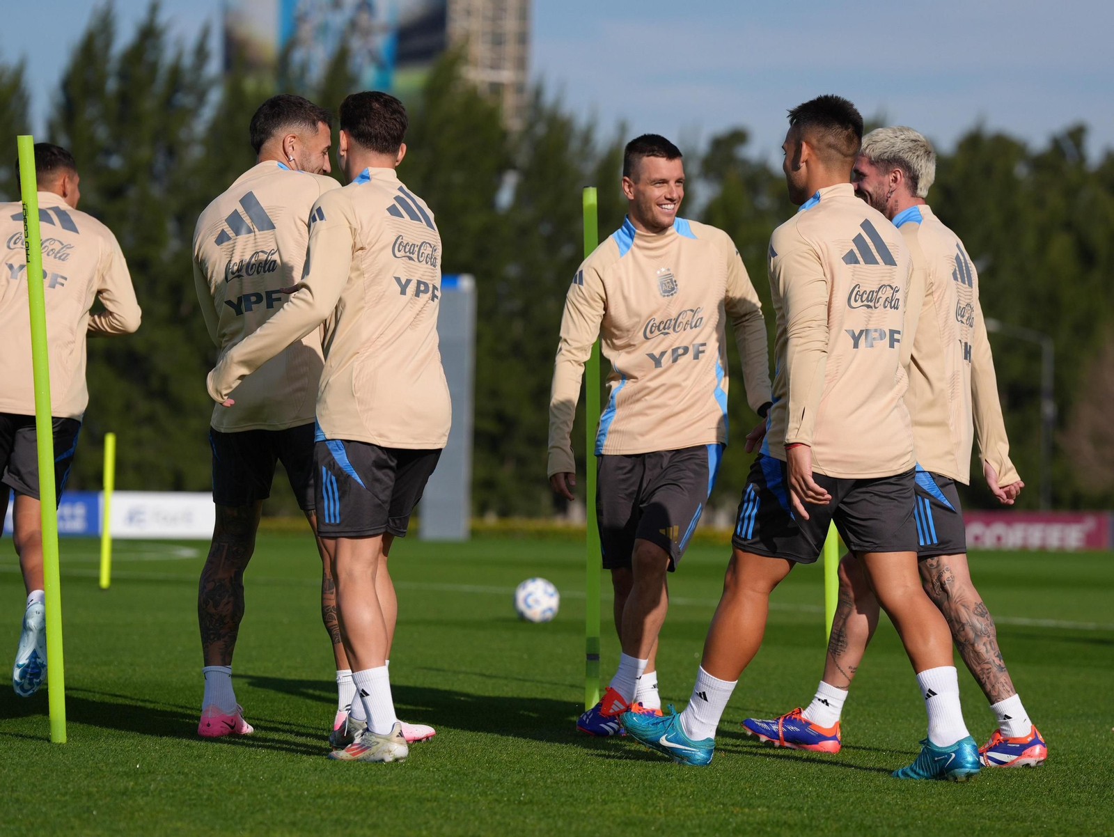 Lo Celso bromea con De Paul y Lautaro en un entrenamiento con Argentina.