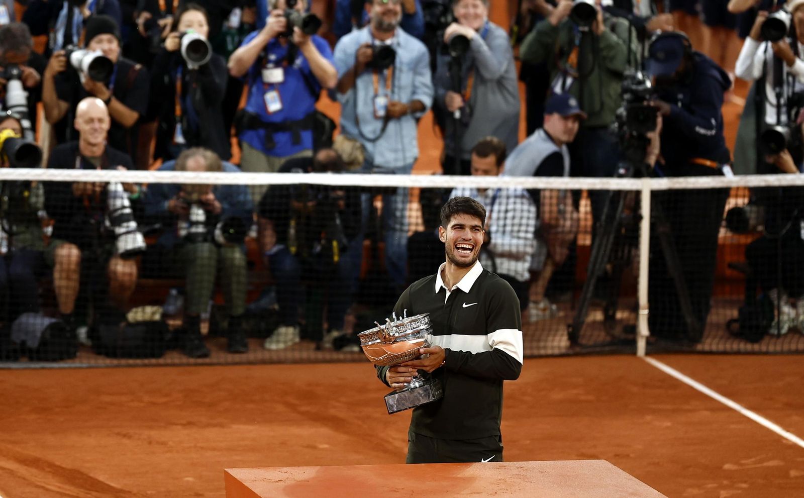 Las fotos de la celebración de la victoria de Carlos Alcaraz en Roland Garros