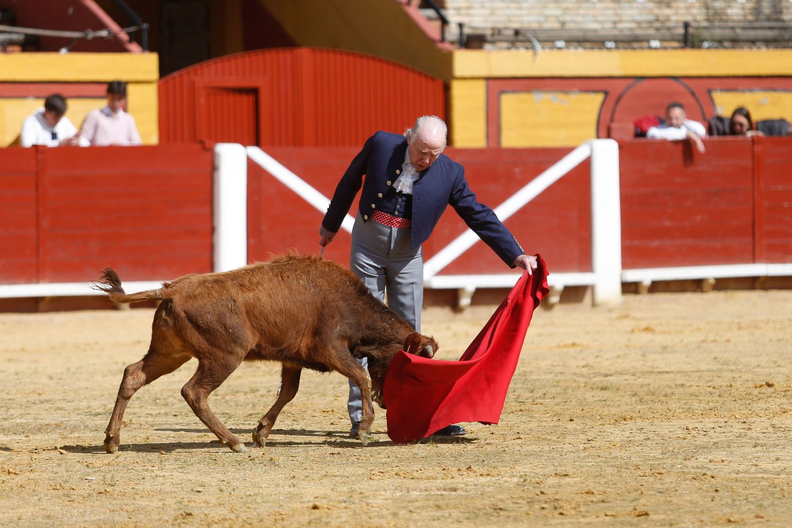 A sus 82 años, Miguelete volvió este domingo al ruedo de la plaza de toros de Las Palomas, y lo hizo con la naturalidad de quien vuelve a su patio de casa.
