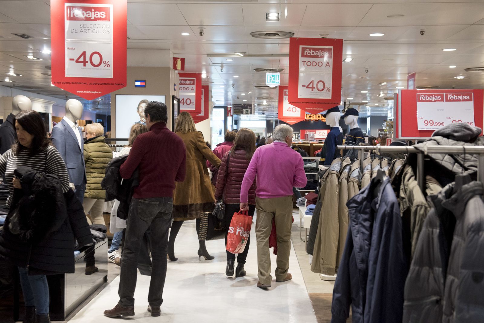 Los granadinos se lanzan a las rebajas de enro