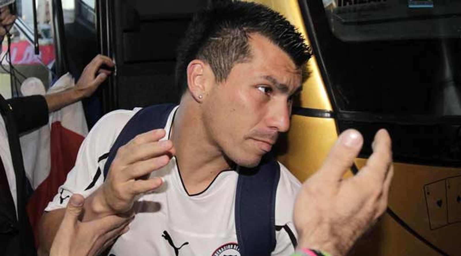 El Sevilla dice que Medel retrasará su llegada tras ser acusado "falsamente"