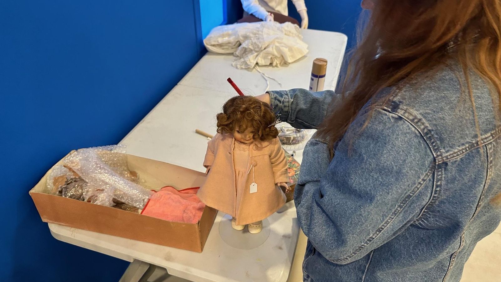 Últimos detalles a una de las piezas de esta colección.