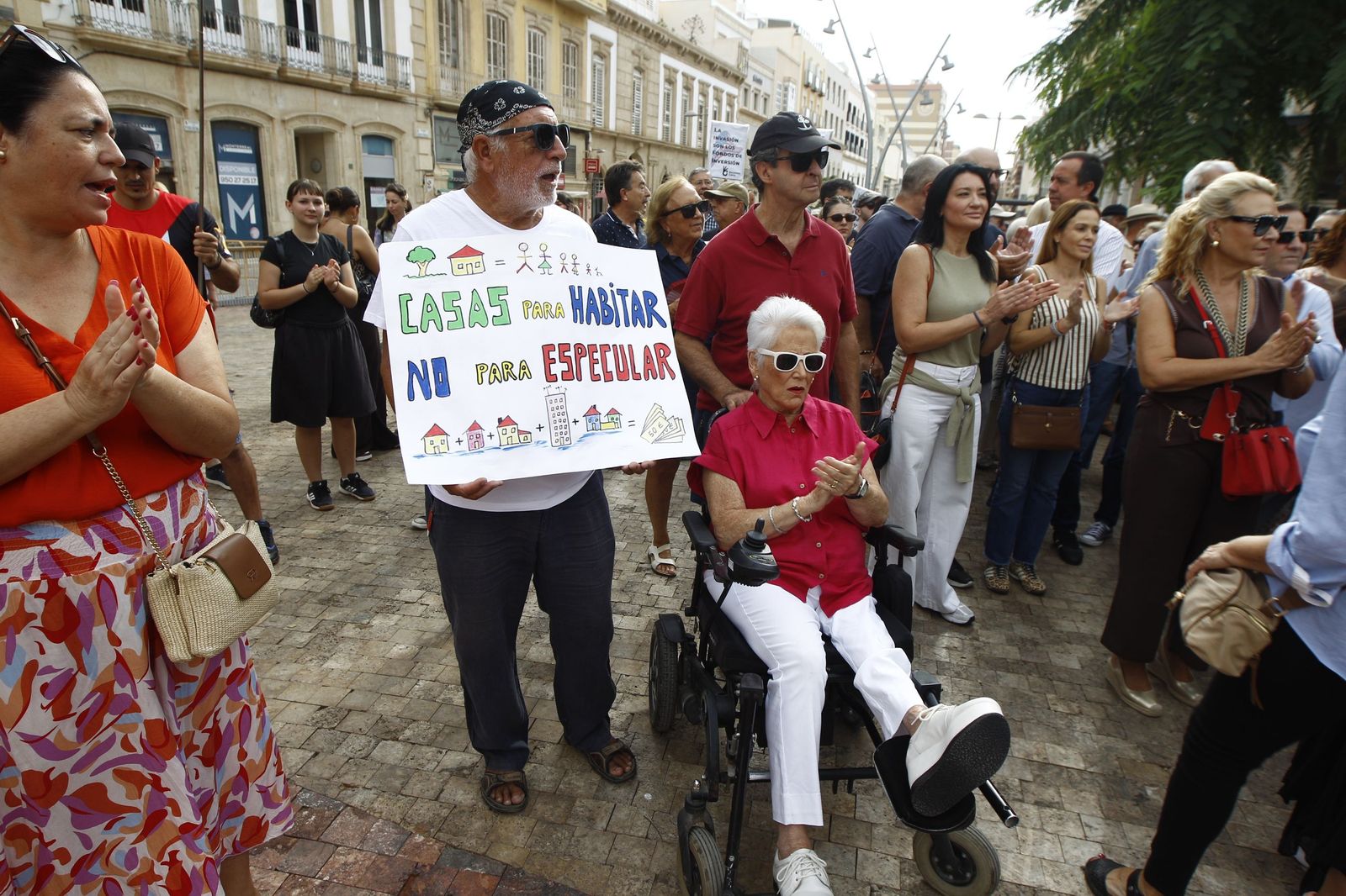 Manifestación en Almería por el derecho a la vivienda, en imágenes