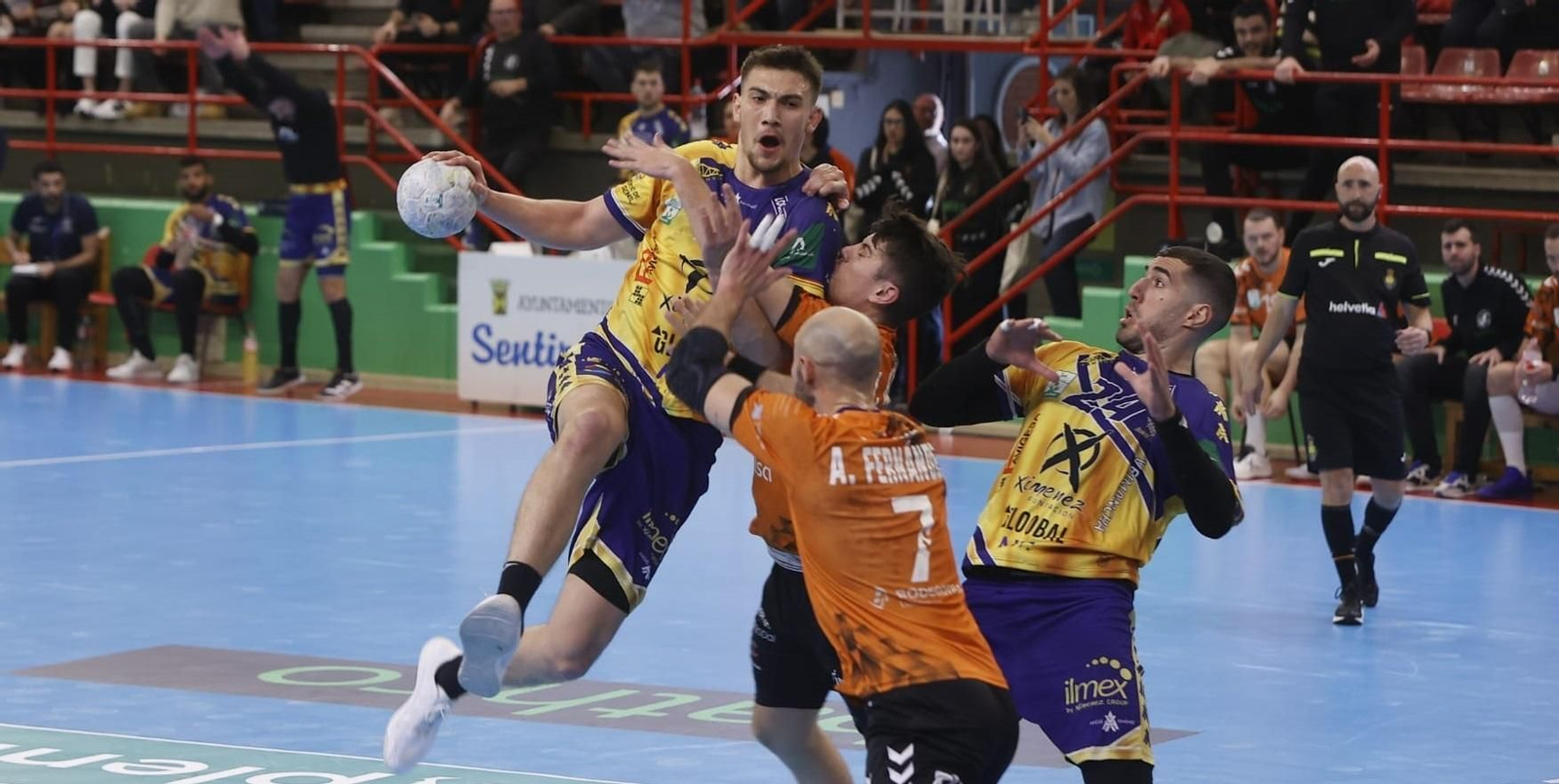 Buzle intenta lanzar ante la oposición de dos jugadores del Torrelavega. Buzle intenta lanzar ante la oposición de dos jugadores del Torrelavega.