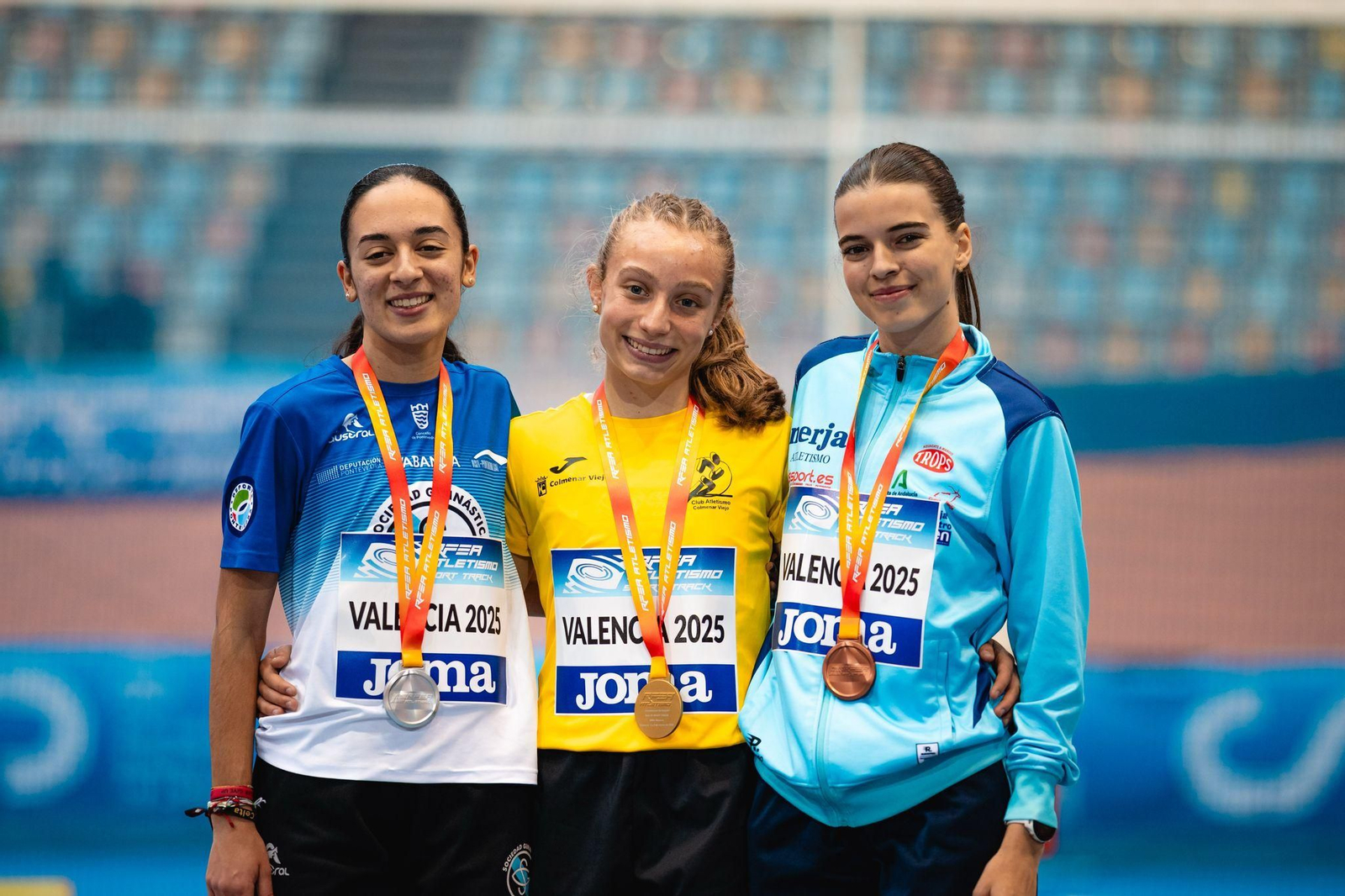 Podio del Campeonato de España sub-18 en pista cubierta de la prueba de los ochocientos metros con la almeriense en el tercer cajón.