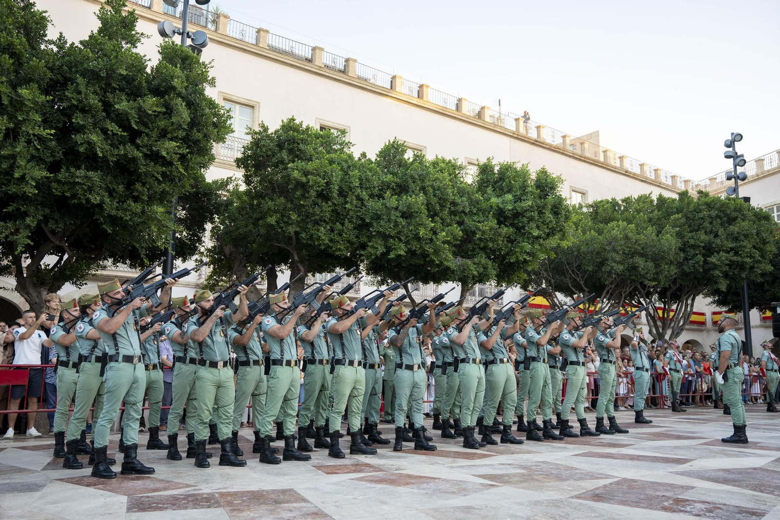 El Escudo de Oro de la ciudad de Almería a la Legión, en imágenes