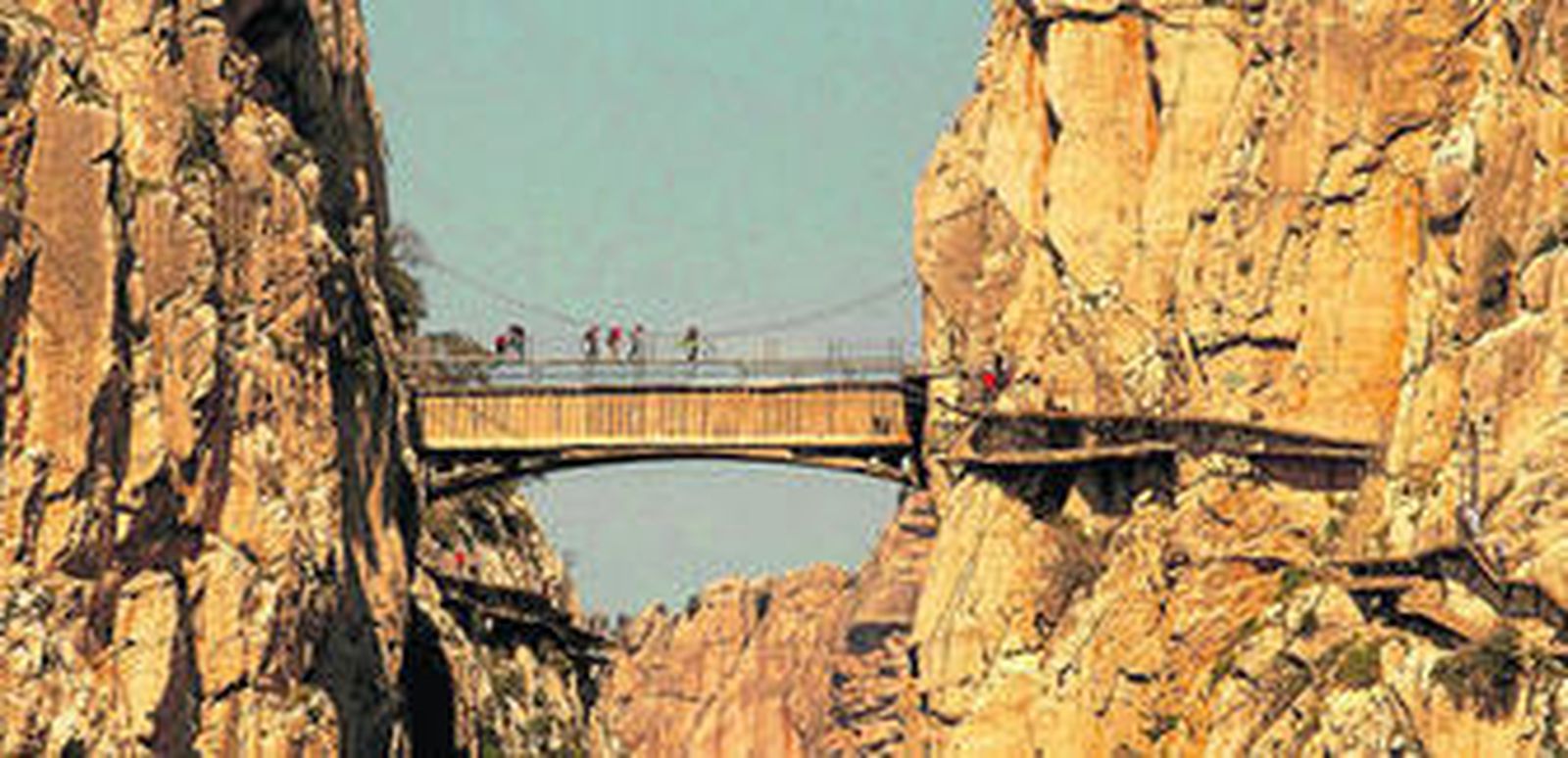 Visitantes en el puente Ignacio Mena del Caminito del Rey.