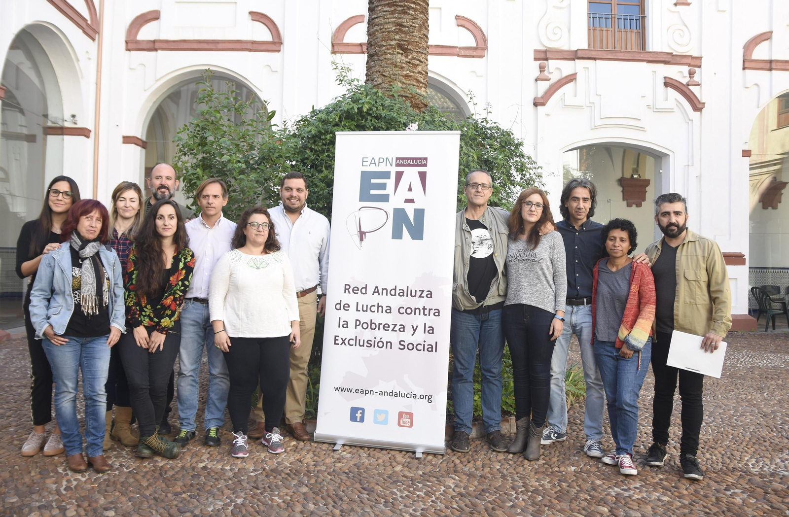 Miembros de EAPN posan antes de la presentación del informe sobre el estado de la pobreza.