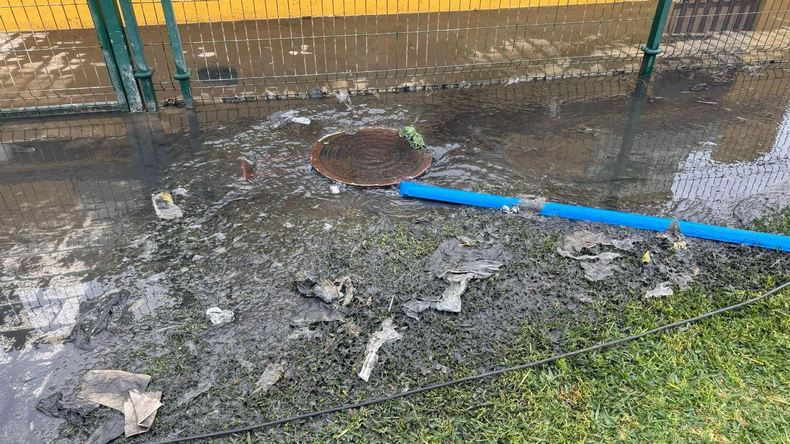 Alcantarilla colapsada con toallitas y aguas negras en el paseo marítimo de Los Lances, en Tarifa, este mes de noviembre.