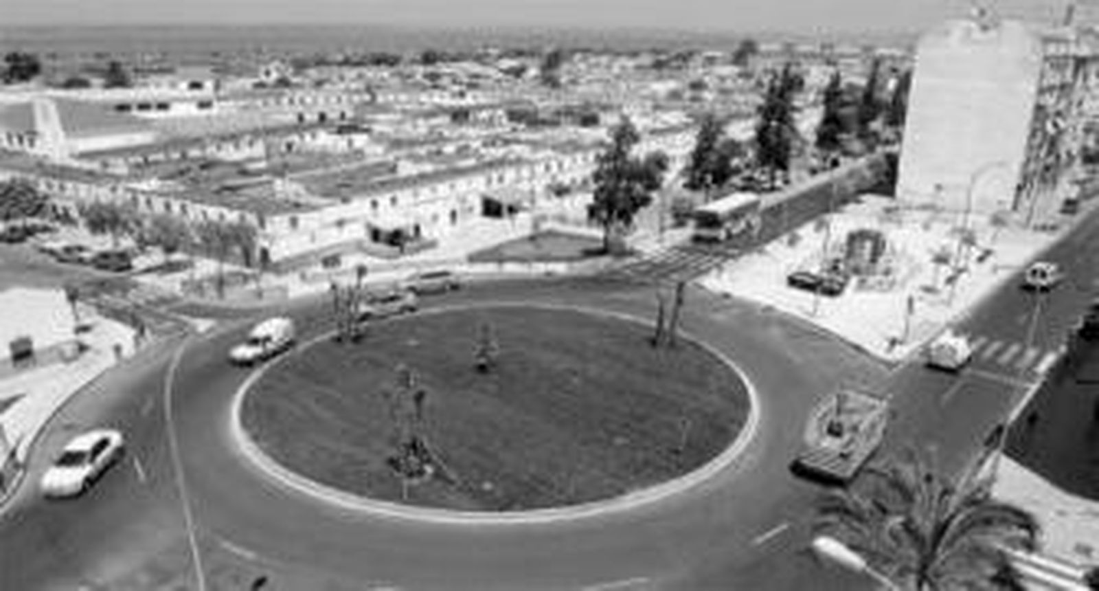 Tráfico en la Avenida de Italia, una de las principales arterias de la capital onubense.