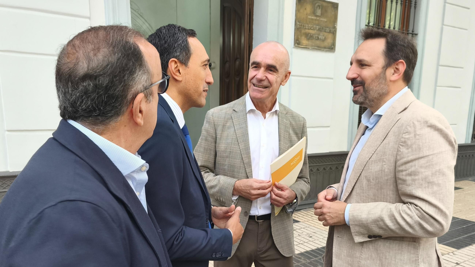 Antonio Muñoz y otros miembros del Grupo Municipal Socialista, este viernes en la oficina del Defensor.