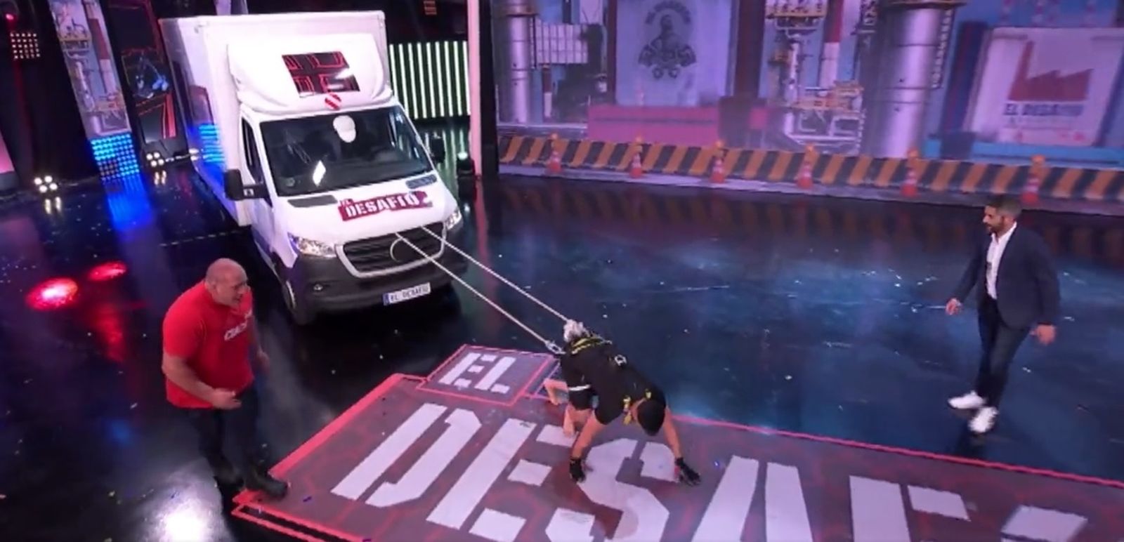 Heredia anima a Montes a tirar del camión.