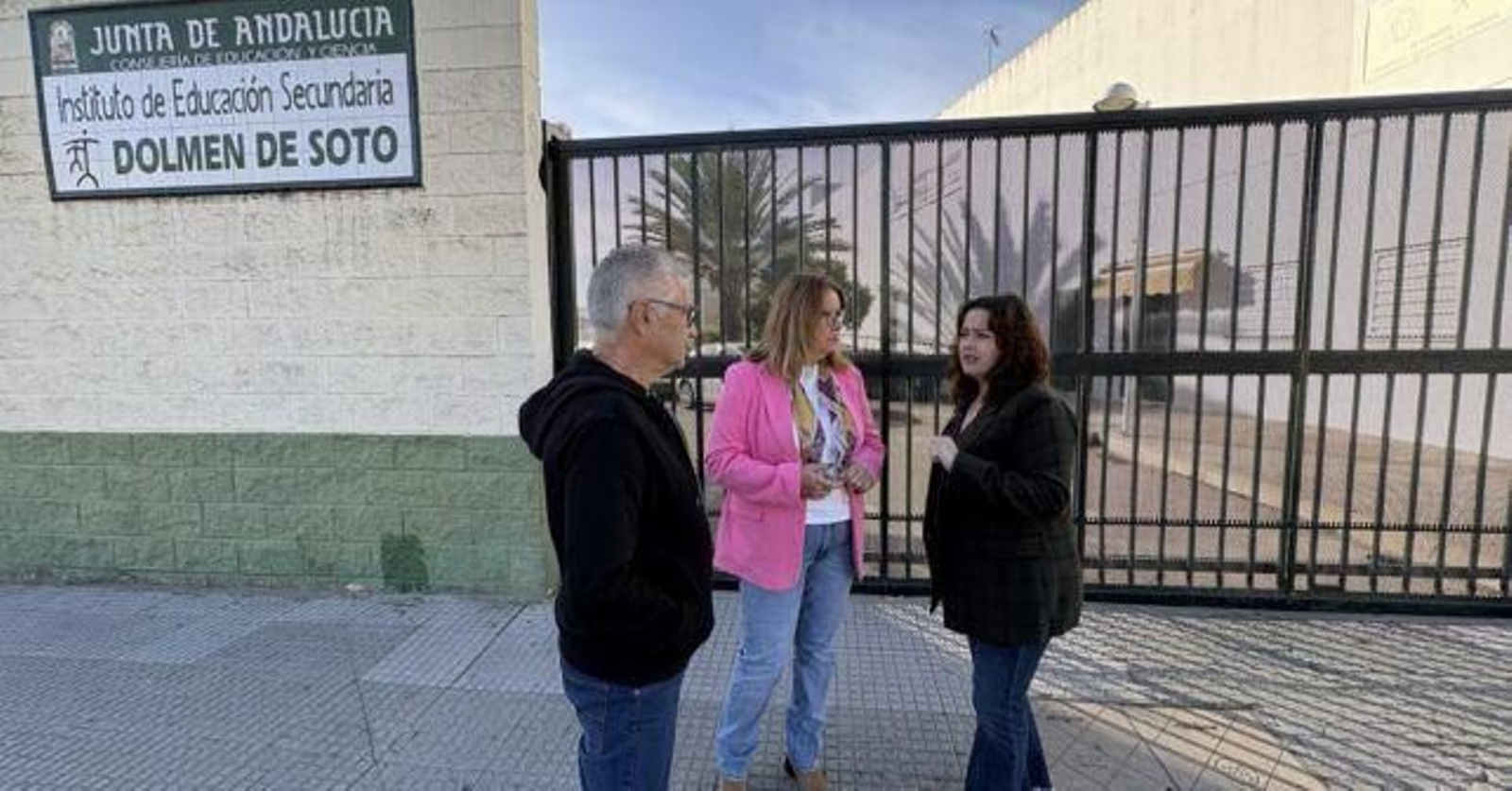 La secretaria de Educación socialista, Irene Montiel, frente al Instituto de Educación Secundaria Dolmen de Soto.