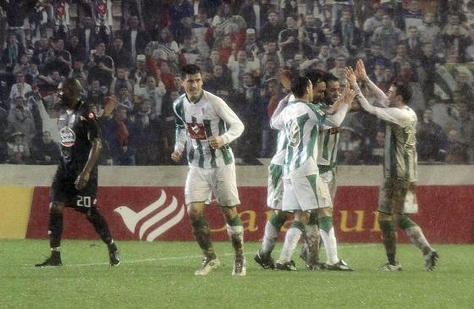 El Córdoba empata 1-1 en casa en la ida de los octavos de final de la Copa del Rey ante el Deportivo. / EFE