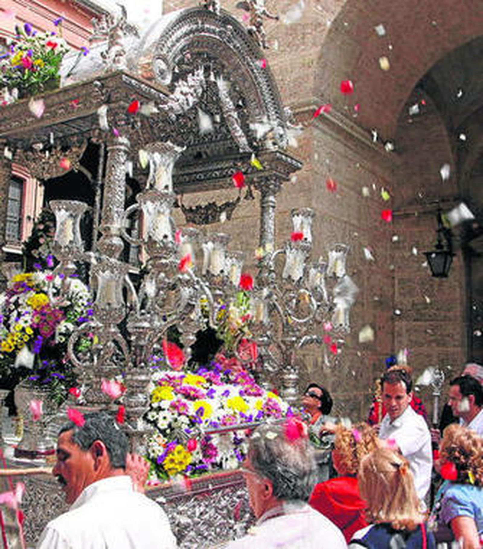 Una de las carrozas, arropada por una lluvia de pétalos.