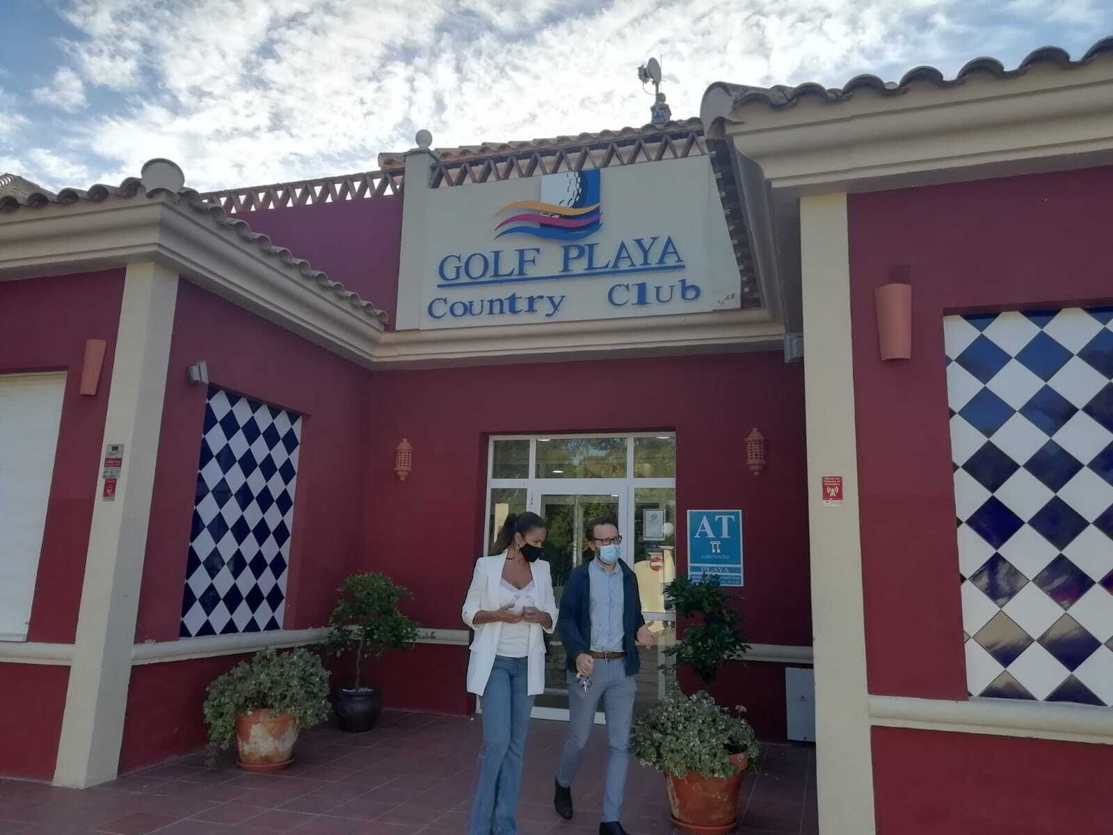 Visita de la delegada provincial de Turismo al establecimiento Interpass Playa Golf de Islantilla.