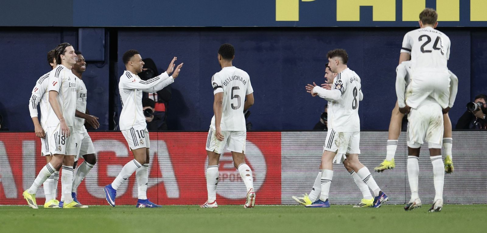 Los futbolistas madridistas celebran el segundo gol de Mbappé.