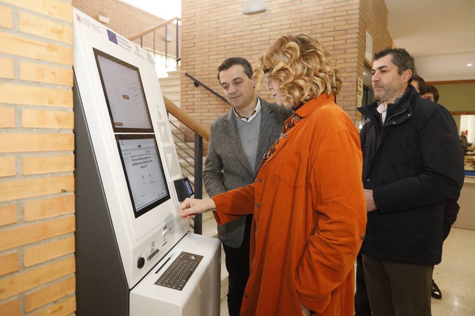 La edil de Servicios Sociales, Eva Contador, manipula uno de los cajeros