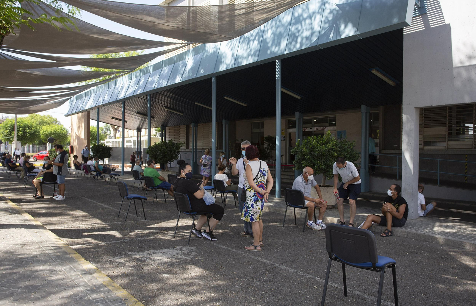 Varias personas esperan el turno de su consulta a las puertas del Macarena.