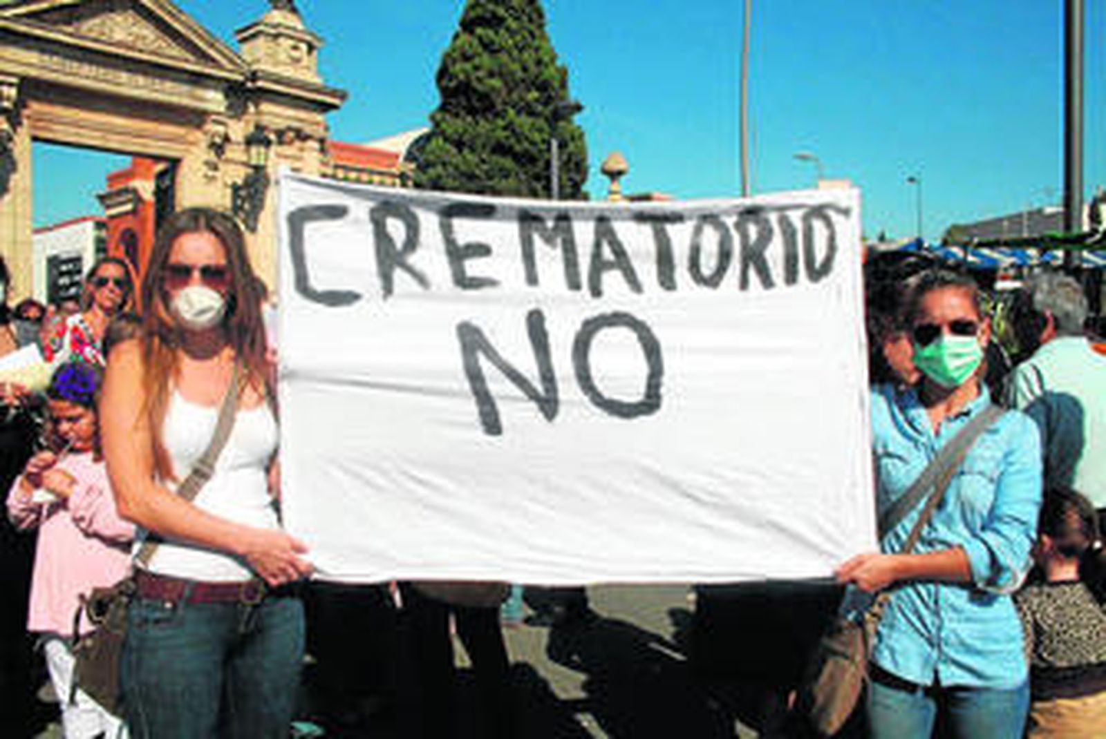 Dos manifestantes con mascarilla en la protesta organizada por la Plataforma el pasado 1 de noviembre en el cementerio de San José.
