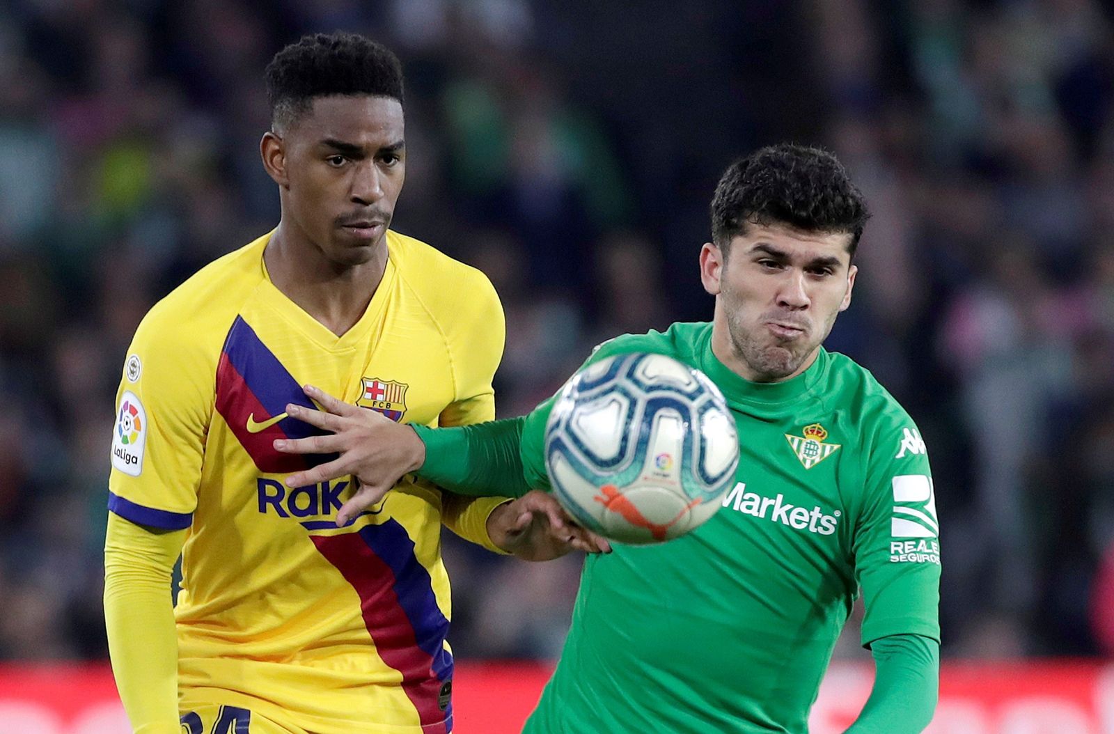 Aleñá protege el balón ante Júnior en el último Betis-Barcelona.