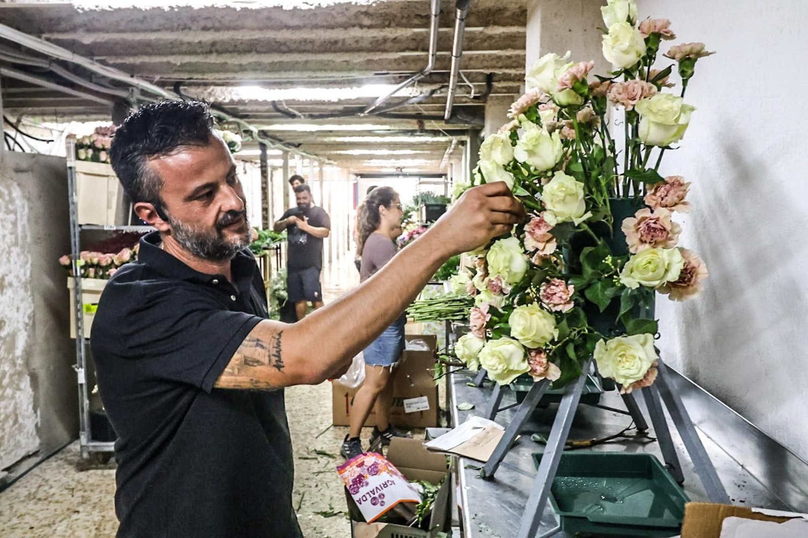 Imágenes de los preparativos florales para la Magna Mariana, en el taller de Antonio Rivera