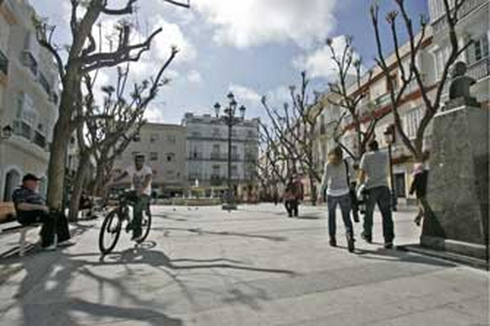 Imagen de la reformada plaza del barrio del Mentidero. /Lourdes de Vicente