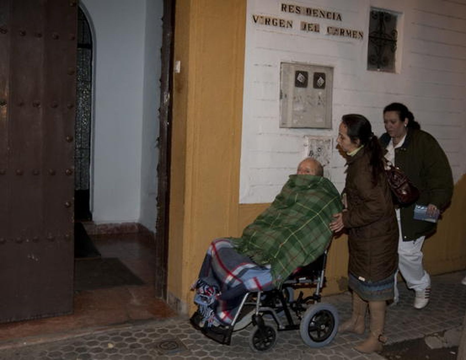 Uno de los afectados es trasladado a otra residencia cercana.

Foto: Antonio Pizarro / EFE