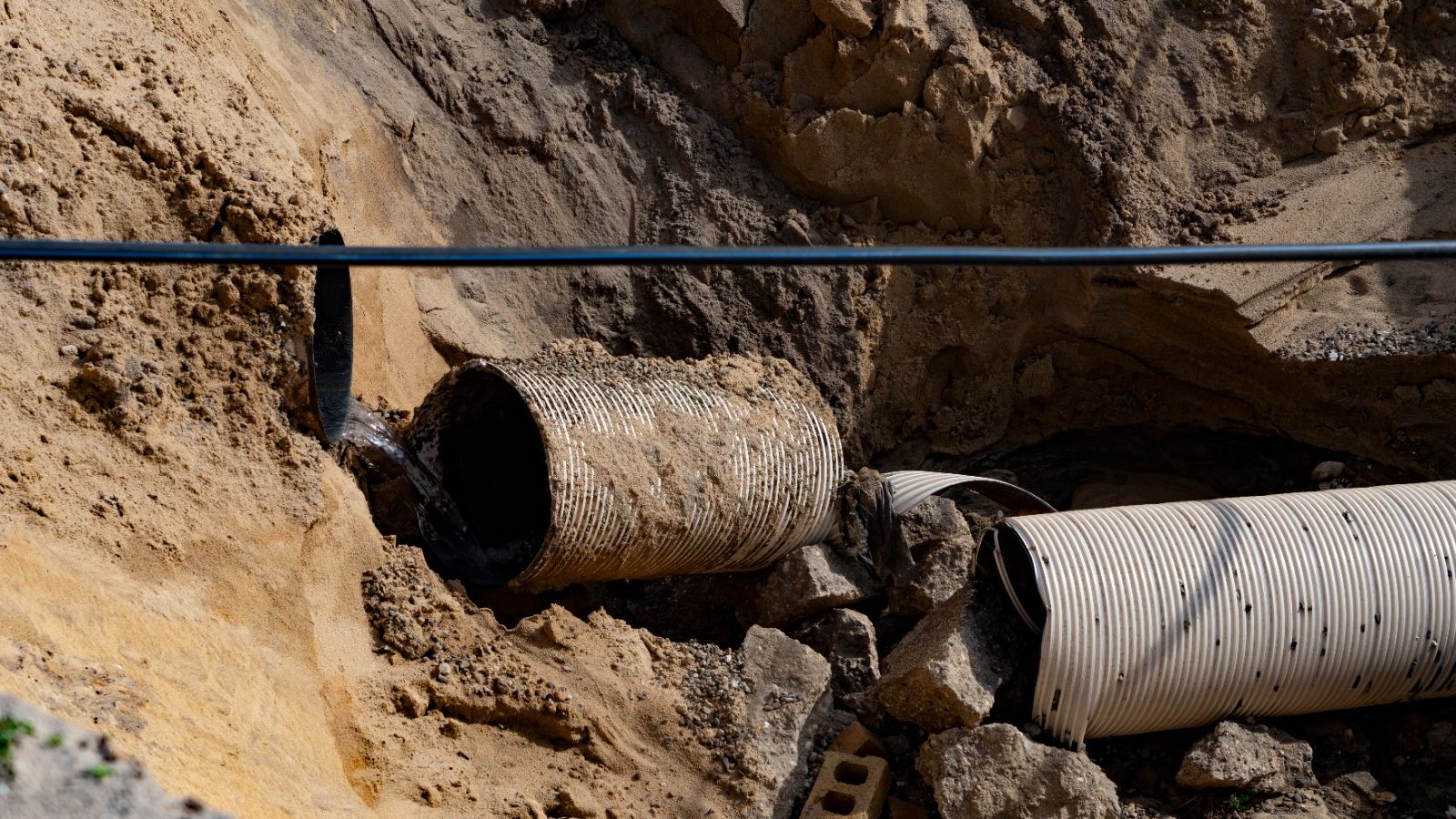 Tuverías expeuestas en la playa de Matalascañas por la erosión del terreno.
