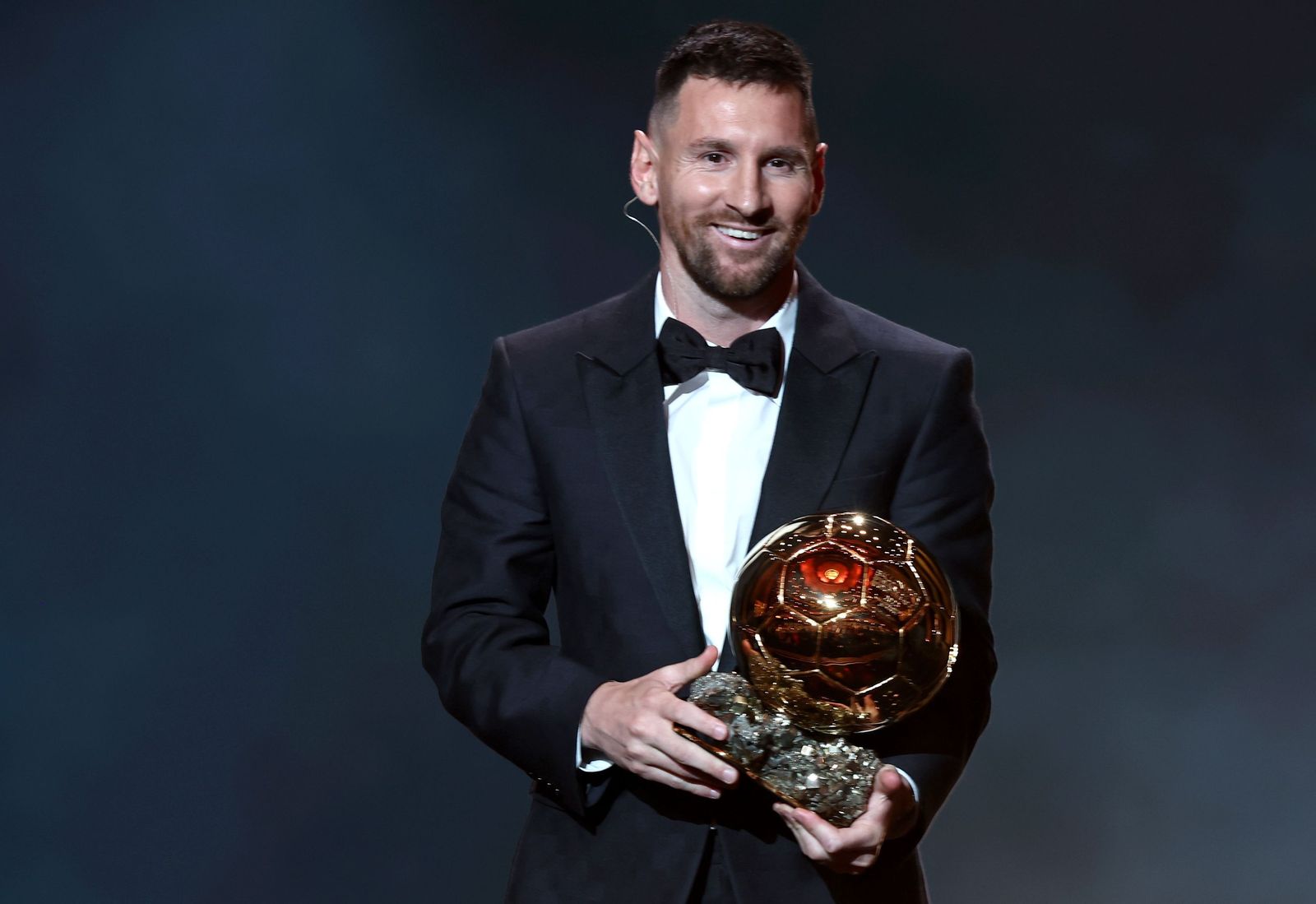 Leo Messi, con el Balón de Oro.
