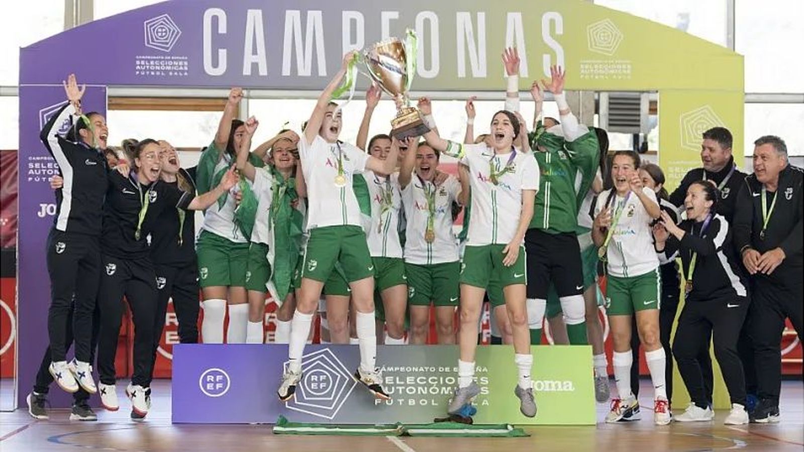 Las andaluzas celebran el Campeonato de España sub-16.