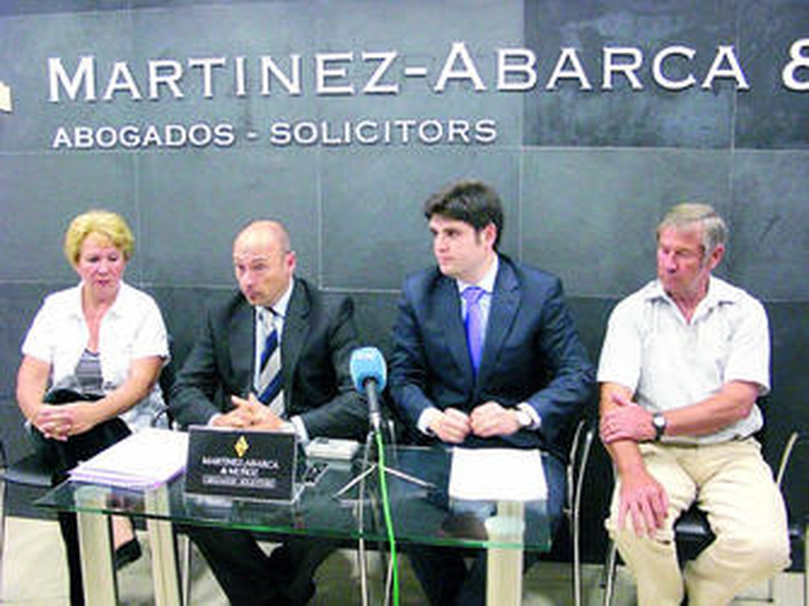 Los Prior, junto a su bufete de abogados, en la rueda de prensa de ayer.