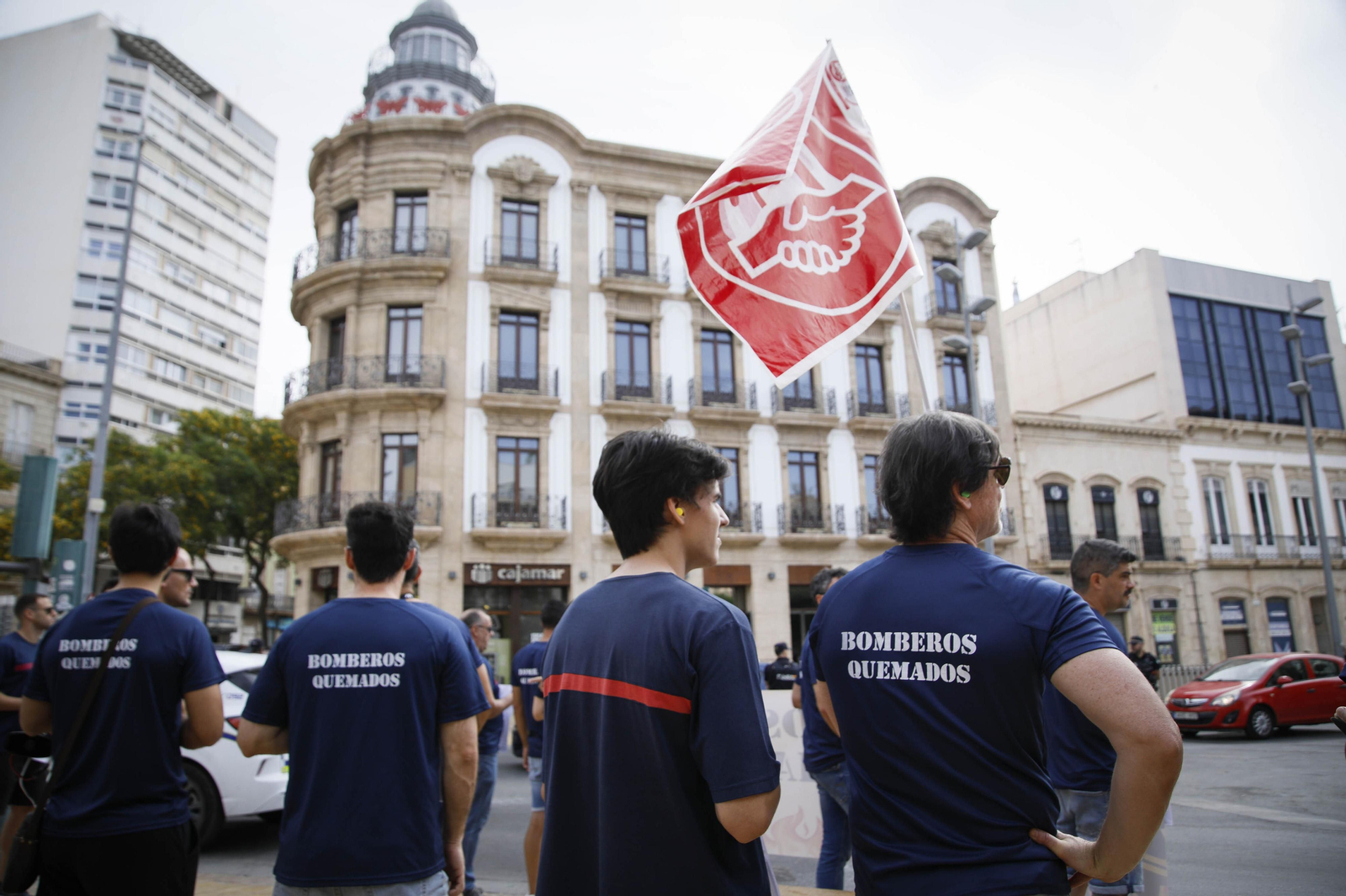 Manifestación de los bomberos quemados de Almería, en imágenes
