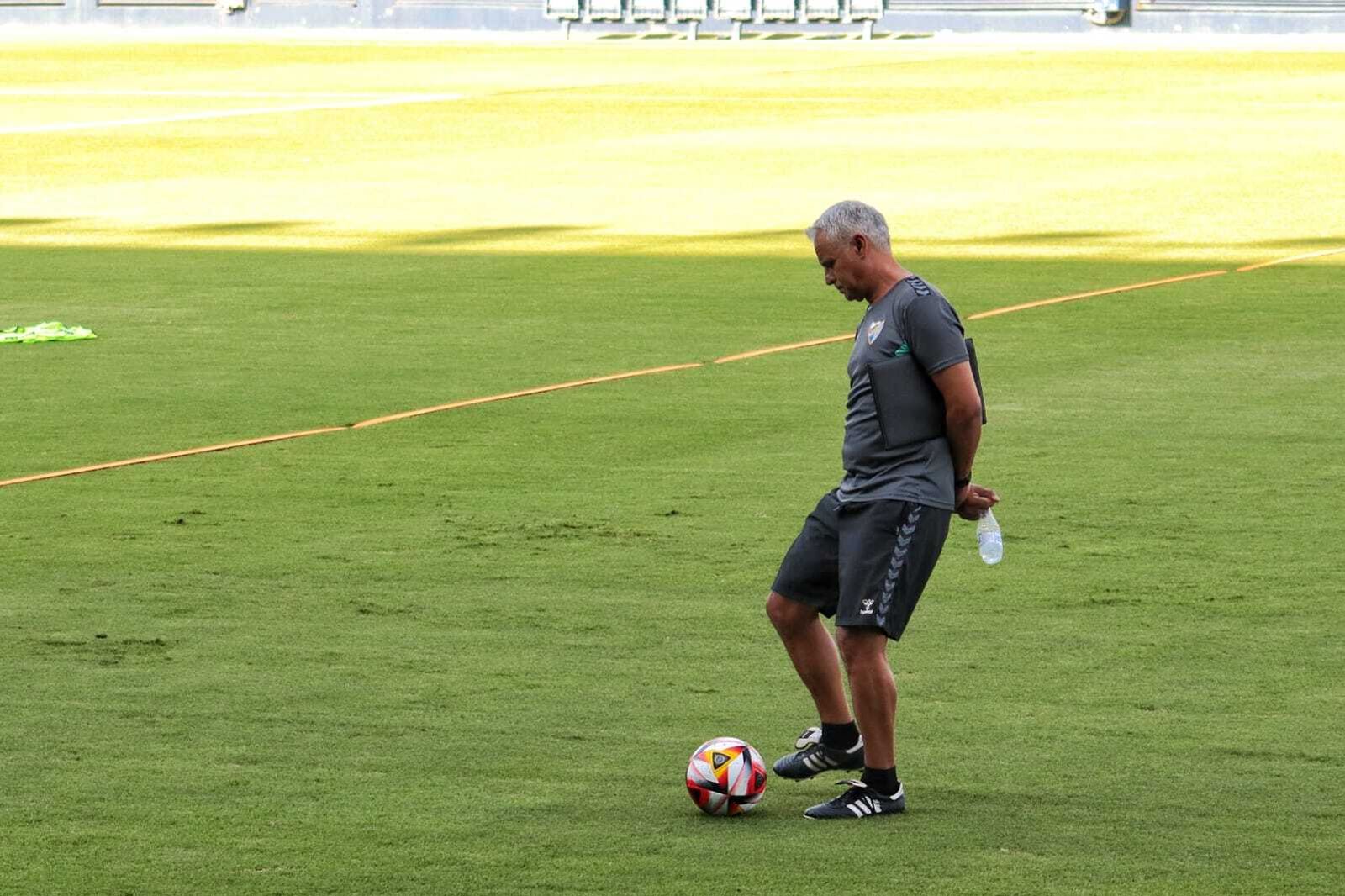 La sesión del Málaga CF antes de partir hacia Castellón, en imágenes