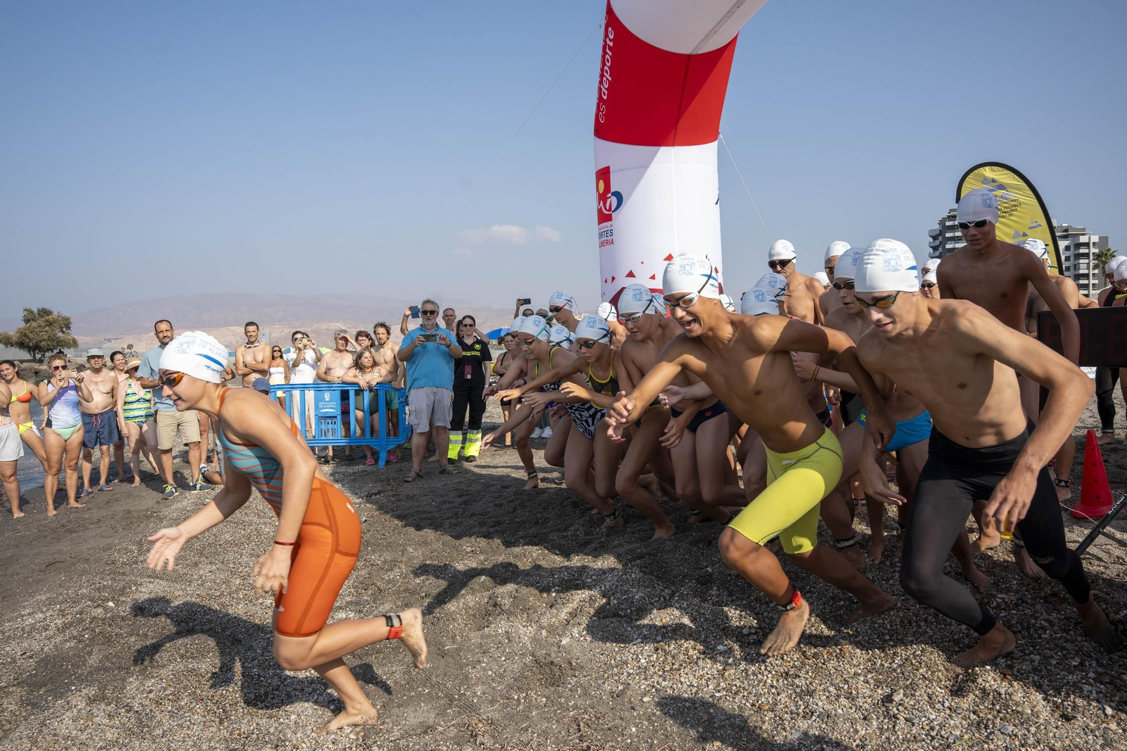 Los participantes toman la salida de una de las categorías de la Travesía a Nado Carlos Tejada celebrada en El Palmeral.