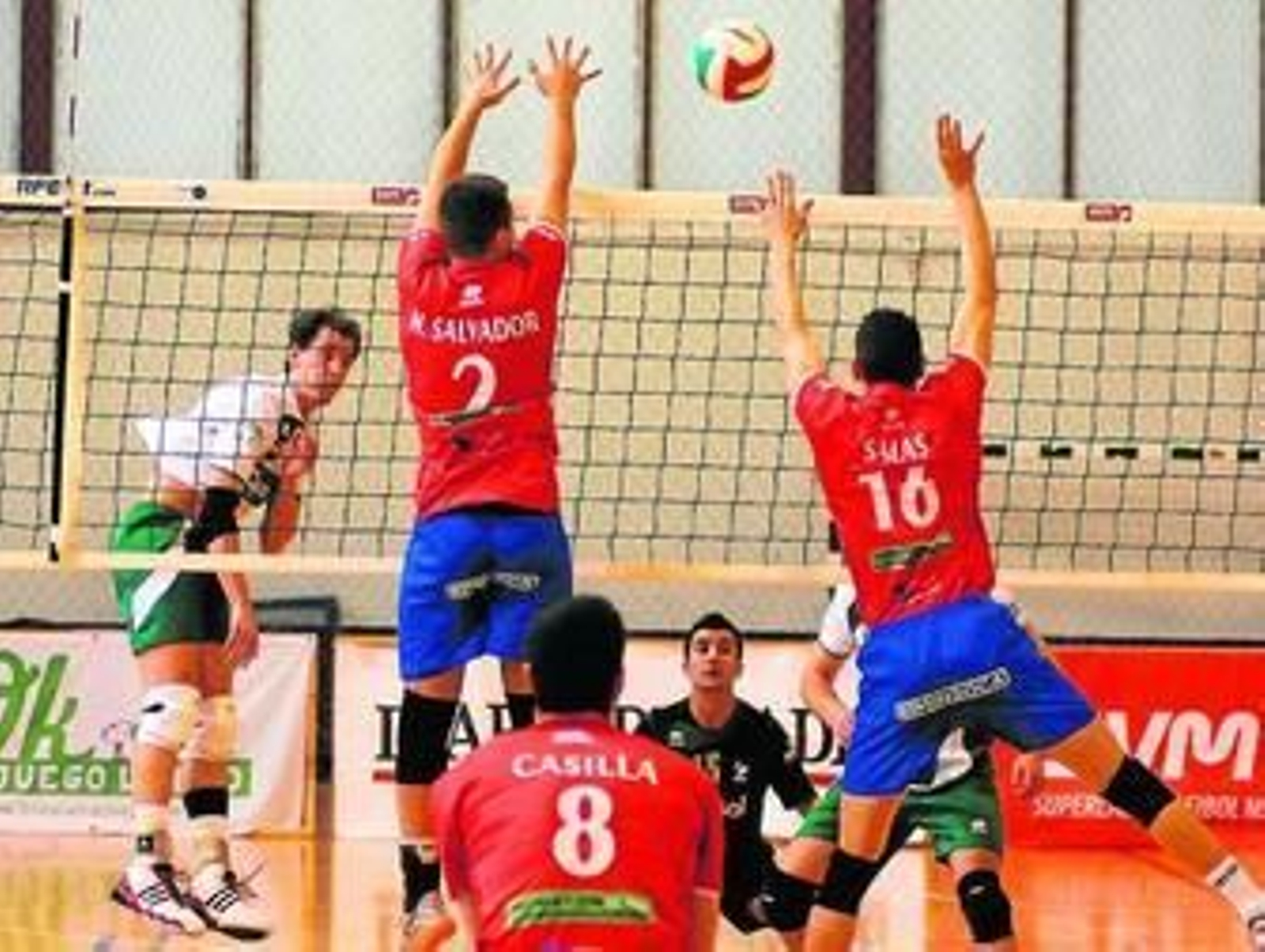 Carmona observa un intento de bloqueo con Casilla, hermano de Kiko Casilla, en primer término.