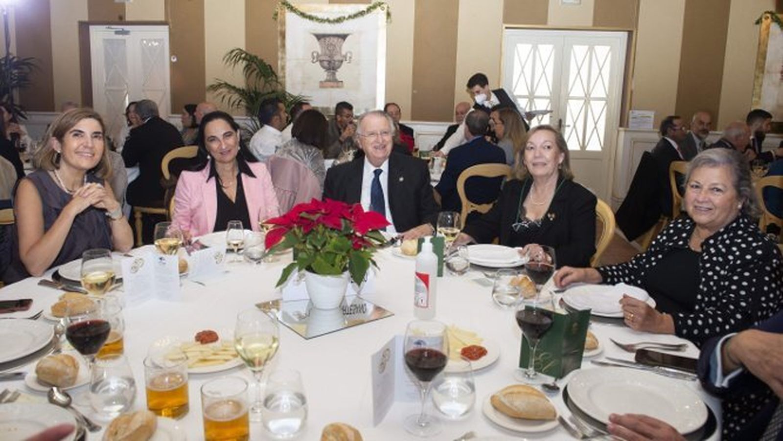 La consejera Rocío Blanco, María del Carmen Pérez Sibón, José Blas Fernández, María Begoña Rodríguez e Isabel Escobar.